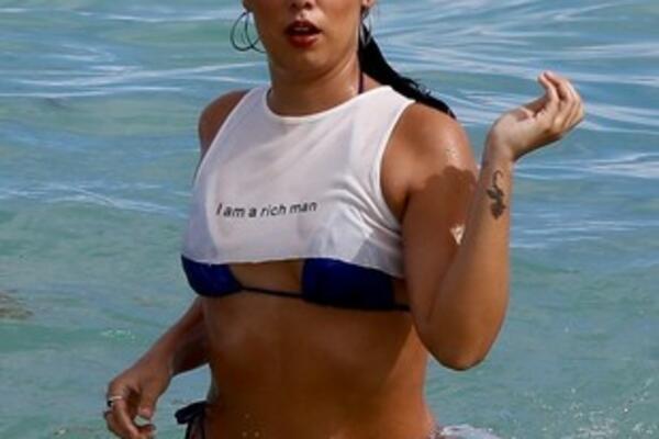 PORTORIKANKI POKAZALA BRADAVICE, ZADIGLA MAJICU I SLIKALA IH KRUPNO: Nakon ovoga, SRČKA JE NEIZBEŽNA! (FOTO)