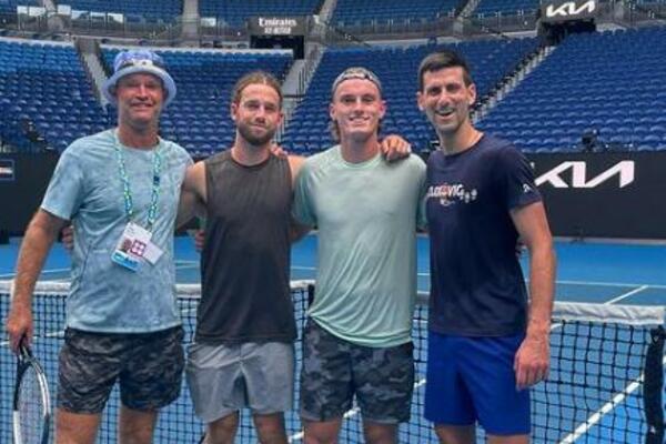 AUSTRALIJANCI ĆE BITI BESNI: Pogledajte sa kim trenira Novak Đoković! (FOTO)