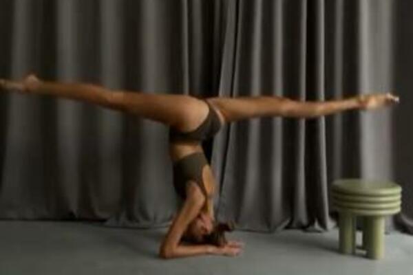 RUSKINJA GA ŽESTOKO DIŽE: Na njeno elastično TELO ćete se ZNOJITI, ovakve POZE su čista EROTIKA! (VIDEO)