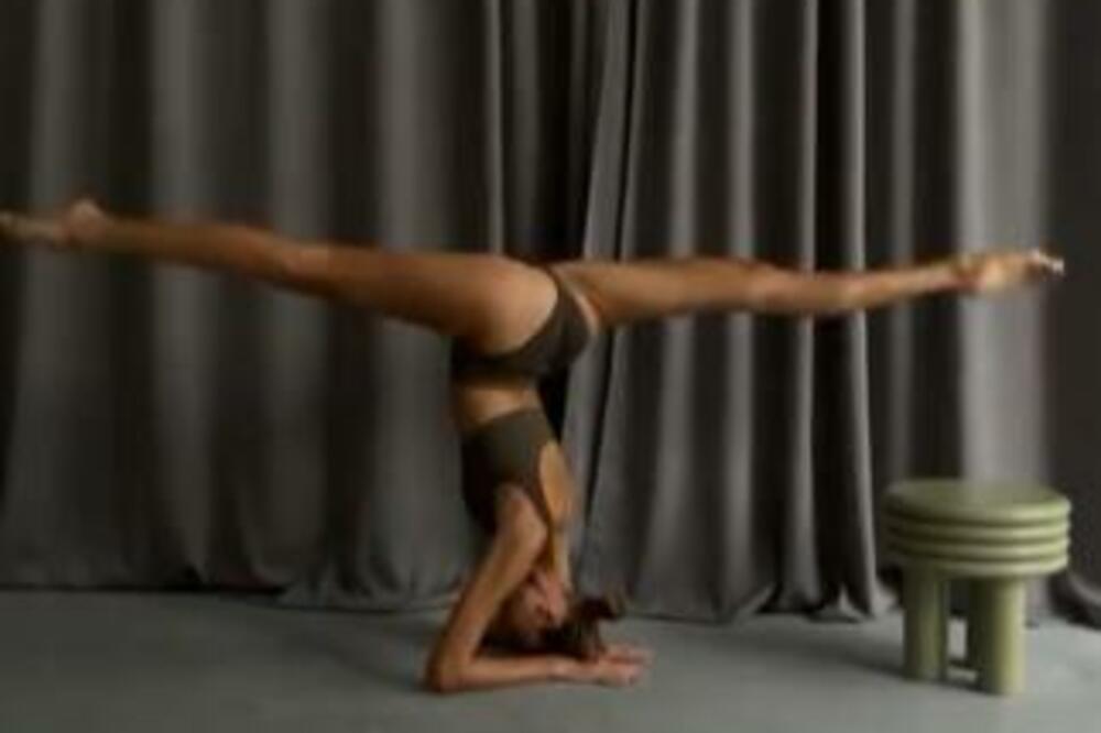 RUSKINJA GA ŽESTOKO DIŽE: Na njeno elastično TELO ćete se ZNOJITI, ovakve POZE su čista EROTIKA! (VIDEO)