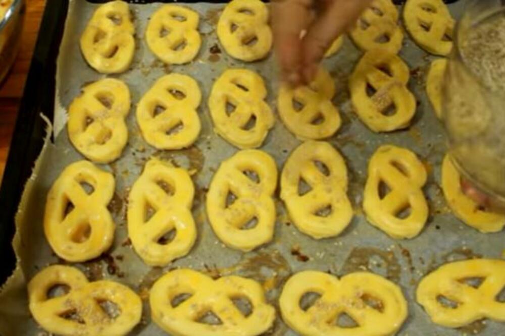 BAKINE USKRŠNJE PERECE: Spremaju se očas posla, idu odlično uz OFARBANA JAJA (VIDEO)