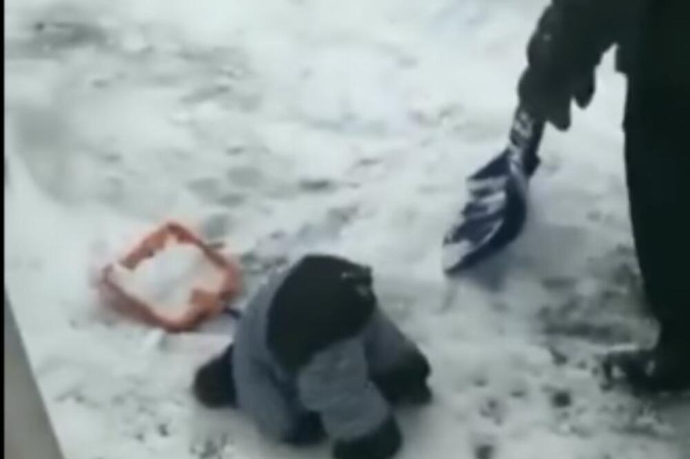 URNEBESNA SCENA: Izašao da očisti sneg pa mu se prispavalo! NASMEJAĆE VAS DO SUZA! (VIDEO)