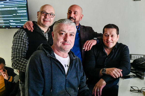 ACO PEJOVIĆ U DANILOVIĆEVOM DRUŠTVU BODRIO PARTIZAN PROTIV TRENTA: Poznati pevač je talija crno-belih! (FOTO)