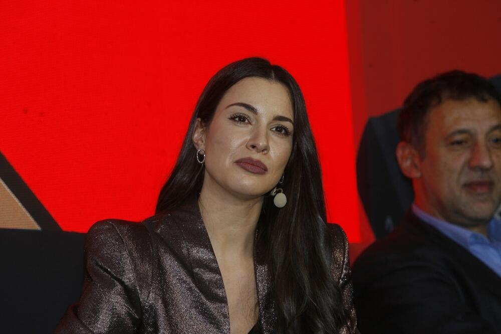 UPRAVO ISPLIVALI HOT KADROVI DRAGANE KOSJERINE! Zanela se i pokazala čime raspolaže, AU, KAKAV ŠOK! (FOTO)