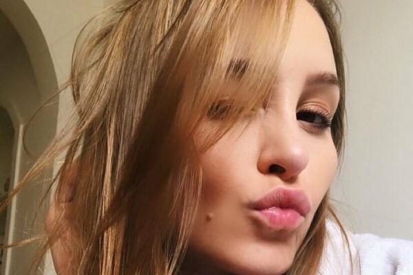 VRELA BRAZILKA ZABORAVILA NA BEZOBRAZAN DETALJ! Snimak iz HOTELSKE SOBE otkrio VIŠE nego što je TREBAO (VIDEO)