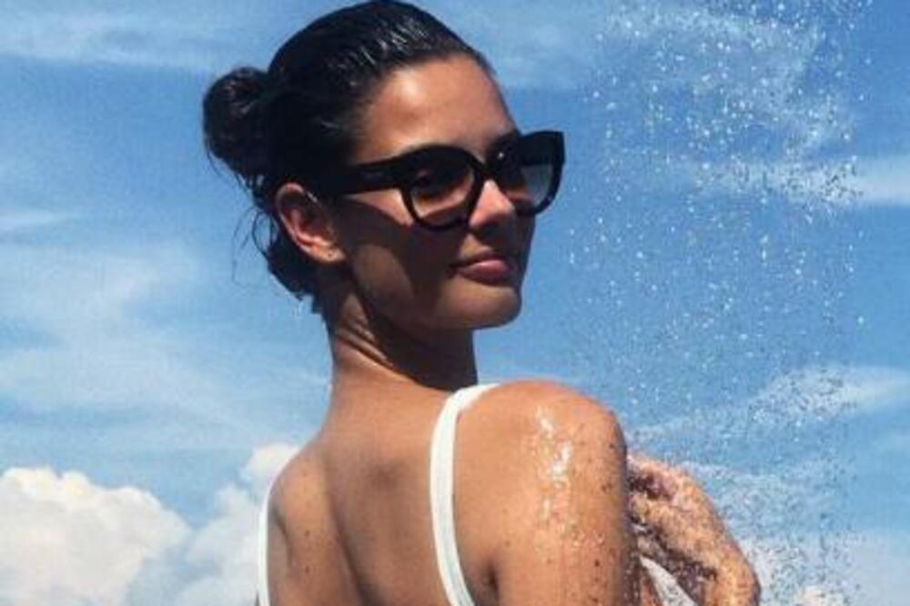 BRAZILSKA LEPOTICA POTPUNO GOLA, RUKAMA IH STEGLA I NE PUŠTA: Obliće vas ZNOJ kada vidite kako ih NAMEŠTA! (FOTO)