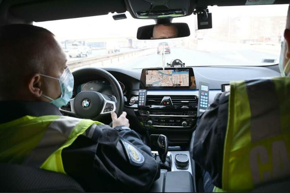 DIVLJALI PO AUTOPUTU, PA ULOVLJENI PRESRETAČEM: Protiv dvojice vozača će biti podnete prijave
