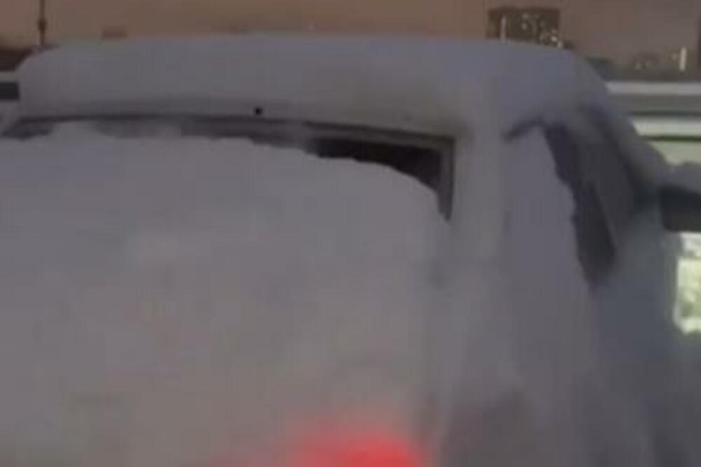 ZA SEKUND OČISTIO AUTO OD SNEGA! Rus pobedio sa svojom NEVEROVATNOM METODOM (VIDEO)