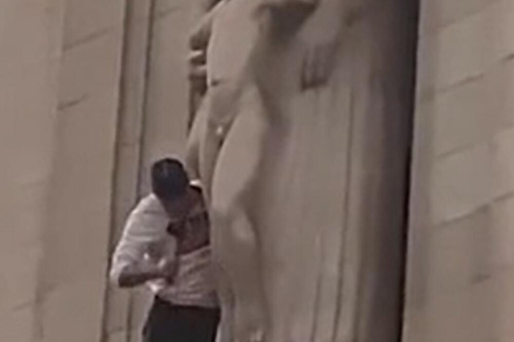 DRAMA ISPRED JAVNOG SERVISA: Čovek ČEKIĆEM rasutrao KONTROVERZNU statuu dečaka i muškarca! (VIDEO)