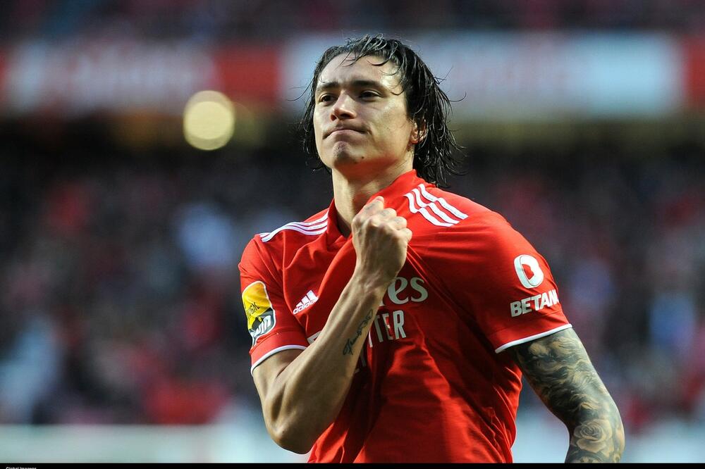 IŠAO NA SPAVANJE PRAZNOG STOMAKA, MAJKA SKUPLJALA FLAŠE DA GA PREHRANI: Sad ga velikan kupuje za 100 miliona evra!