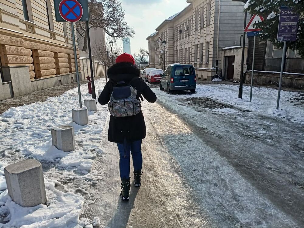 Devojka šeta po zimi i snegu