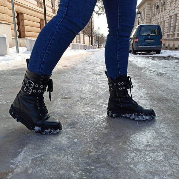 Led sa stepeništa nestaje u trenu uz 1 jeftin sastojak koji svi imamo u kući: Nije u pitanju so, već ovo