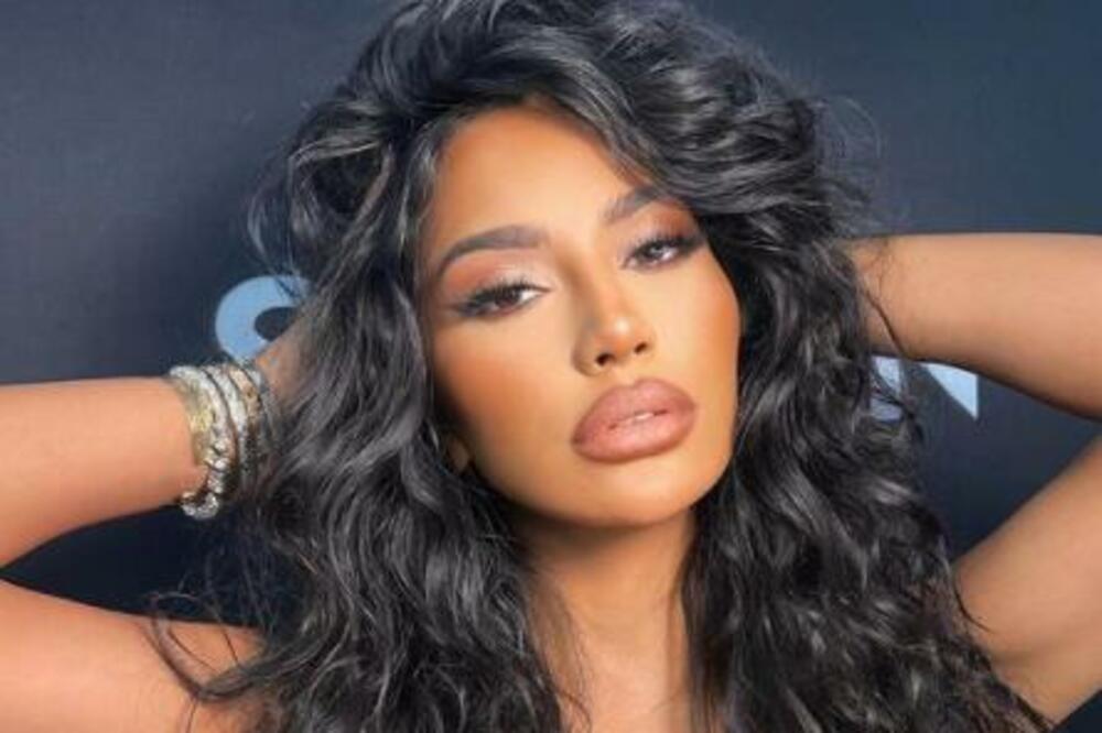 ZABORAVILA DA OBUČE BRUS PA POKAZALA I PREVIŠE: Providna majica OGOLILA INTIMU, posle ove fotke mnogi su PATOSIRANI