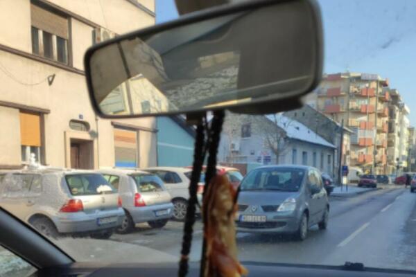 JELKICA SA MIRISOM SUVOG MESA? Pogledajte šta je pronašla kod tate u AUTOMOBILU (FOTO)