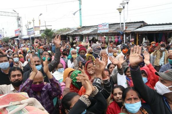 JEZIVA NESREĆA U INDIJI: Najmanje 5 poginulo, 45 povređeno u voznoj nesreći! (FOTO)