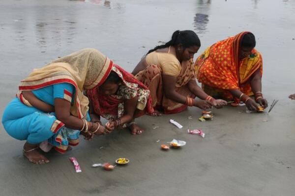 PREVRNUO SE TRAKTOR I SLETEO U JEZERO: Poginulo 26 osoba!