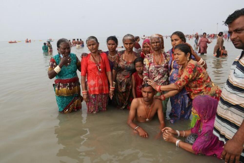 OVAJ DEČAK JE ROĐEN SA "REPOM" NA LEĐIMA, LJUDI GA TRETIRAJU KAO BOŽANSTVO, ALI...: Njegove reči KIDAJU DUŠU (FOTO)