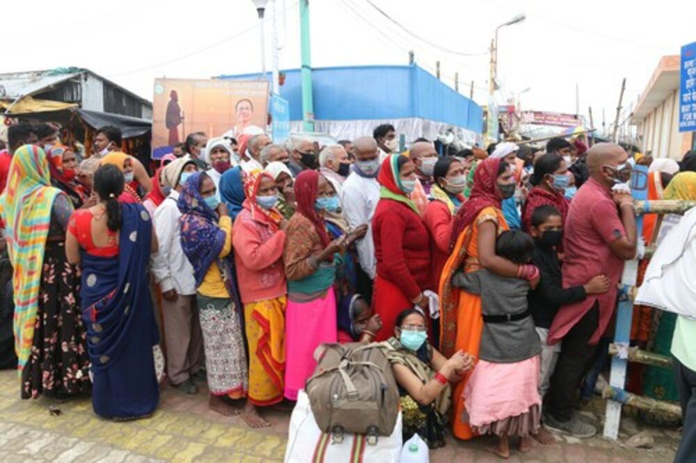 HODOČASNICI U INDIJI JEDVA IZVUKLI ŽIVE GLAVE: Poplave napravile KATASTROFU, stradalo najmanje 16 ljudi! (VIDEO)