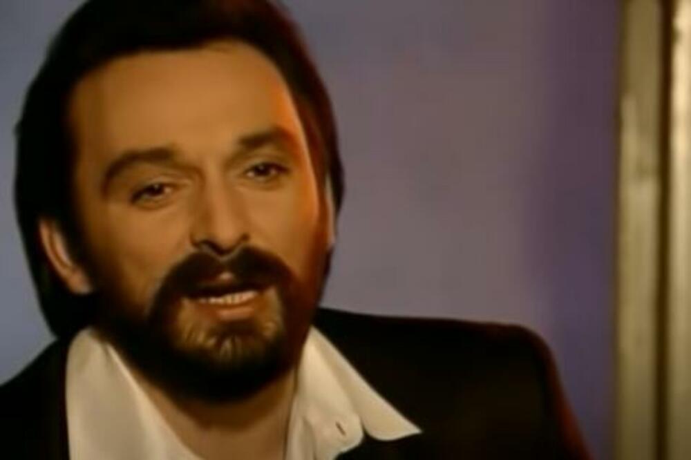 KUĆA MU IZGORELA DO TEMELJA, ŽIVOT MU OBELEŽIO ČUVENI HIT KOJI SVI ZNATE: Prepoznajete li pevača sa slike? FOTO