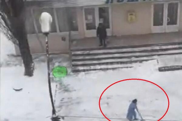 Žena pokušala da OPERE SNEG kod pošte?! Snimak koji je prolaznike ostavio u bunilu (VIDEO)