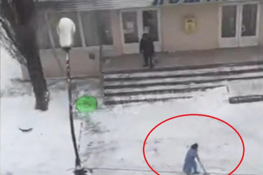 Žena pokušala da OPERE SNEG kod pošte?! Snimak koji je prolaznike ostavio u bunilu (VIDEO)