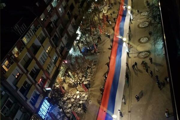 TROBOJKA RAZVIJENA DUŽ CELOG ŠETALIŠTA U SEVERNOJ MITROVICI: Srbi slave pravoslavnu Novu godinu! (FOTO)