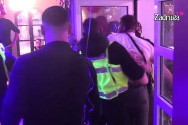 MINUT PRE KRVOPROLIĆA KAMERA UHVATILA DALILU KAKO DEJANU IZGOVARA OVE REČI: A onda je nastupila FLAŠA U GLAVU!