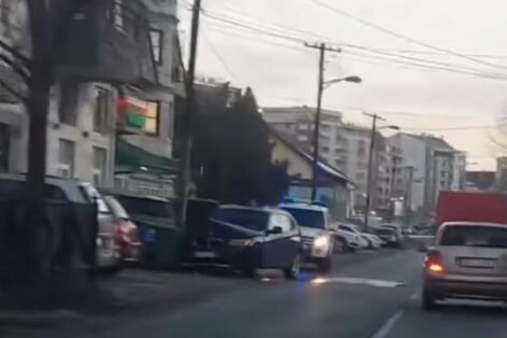 HAOS U NOVOM SADU! BMW-om udario u 3 parkiaran vozila i to nažalost nije SVE! (VIDEO)