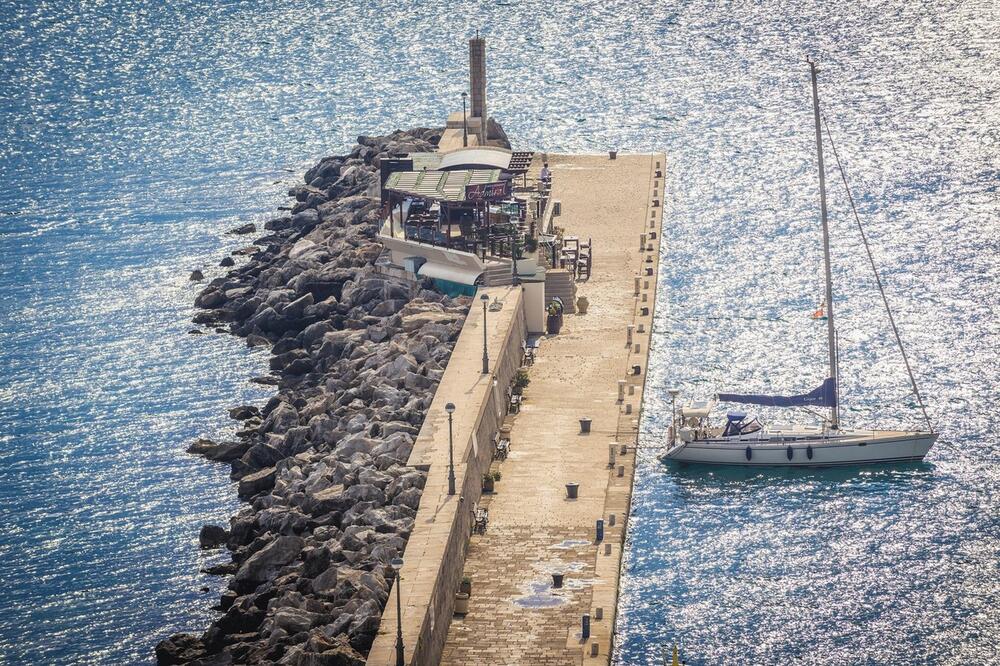 "NIŠTA NIJE SLUČAJNO": Tokom evakuacije zbog dojave o BOMBI iz Luke Bar nestala velika kočina 1 STVARI!
