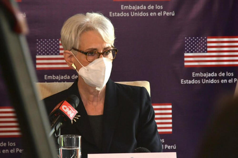 AMERIKANCI NA PUTINA POSLALI "SREBRNU LISICU": Tokom PREGOVORA ukrala pažnju javnosti, poznata je po OŠTROM MANIRU!