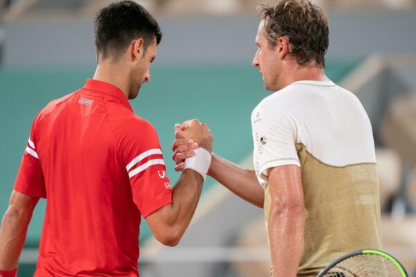 ĐOKOVIĆ MU OVO NIKAD NEĆE ZABORAVITI: Svi ćute, samo Amerikanac na Novakovoj strani! (FOTO)