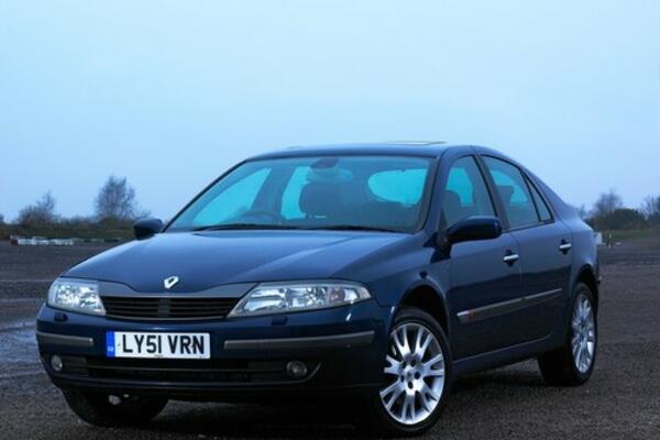 "PRODAJA SE VRŠI TEŠKA SRCA": Na Renou nalepio OGLAS, a OPIS je HIT HITOVA! Pa OVO nema nigde! (FOTO)