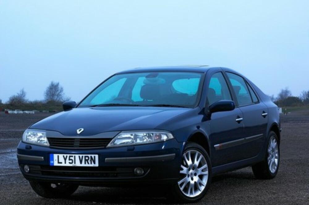 "PRODAJA SE VRŠI TEŠKA SRCA": Na Renou nalepio OGLAS, a OPIS je HIT HITOVA! Pa OVO nema nigde! (FOTO)