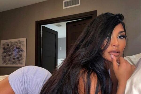 ČISTA EROTIKA! Procurele GOLIŠAVE FOTKE atraktivne crnke dok je PROBALA PROVIDNI VEŠ u radnji, DIŽE PRITISAK!(FOTO)