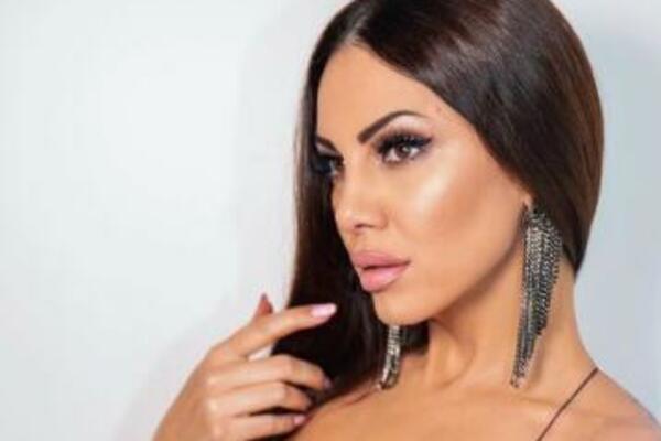 AU, ŠTA JOJ RADI! Pevačica sela na MAŠINU pa pokazala UMEĆE: Znoj kaplje sa nje, LOMI JE U PARAMPARČAD! (VIDEO)