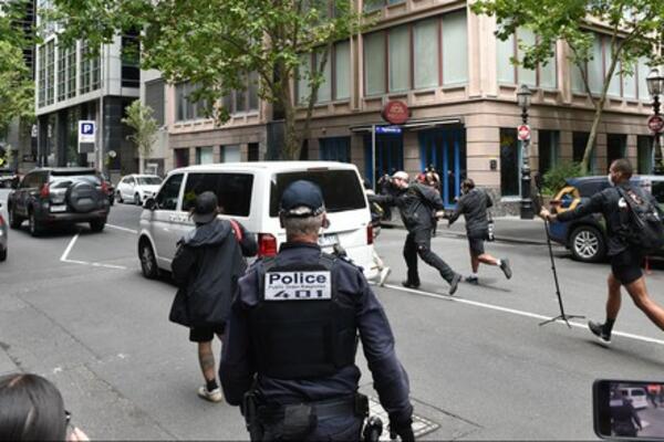 Neko trenutno ubija policajce u malom gradiću! Meštanima se savetuje da ne napuštaju kuće, škole su zatvorene! FOTO