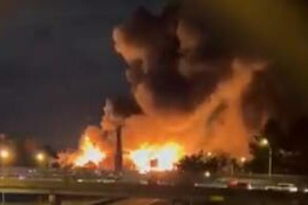 UZNEMIRUJUĆE! Vatra DIVLJA u HEMIJSKOJ FABRICI, ljudi EVAKUISANI, dim prekrio nebo! (VIDEO)