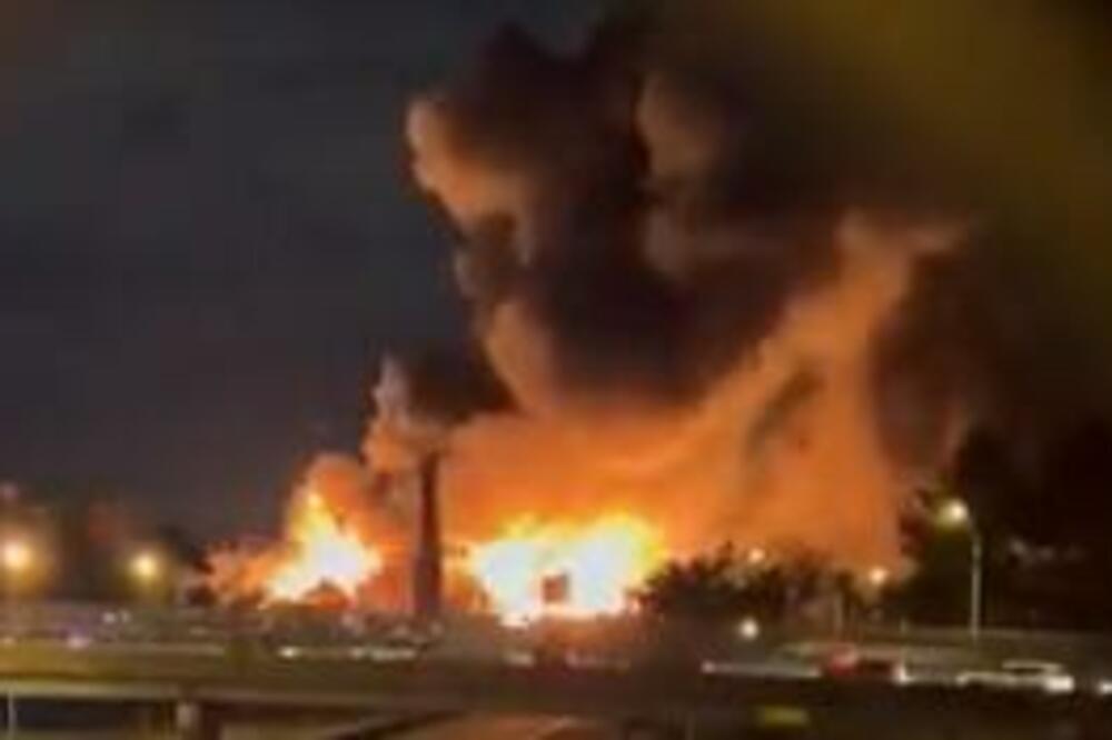 UZNEMIRUJUĆE! Vatra DIVLJA u HEMIJSKOJ FABRICI, ljudi EVAKUISANI, dim prekrio nebo! (VIDEO)