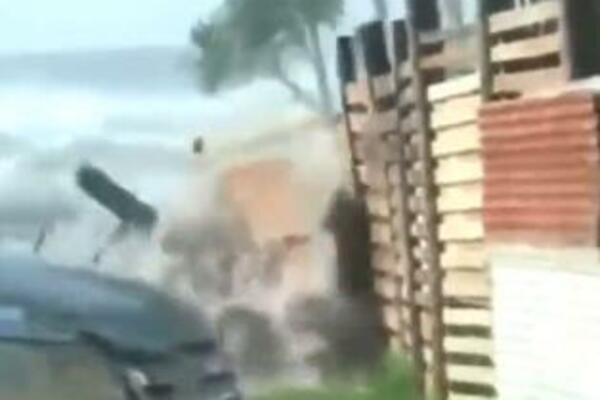 DŽINOVSKI CUNAMI KOSI SVE PRED SOBOM: Pogledajte kako stanovnici Tonge spašavaju živu glavu! (VIDEO)