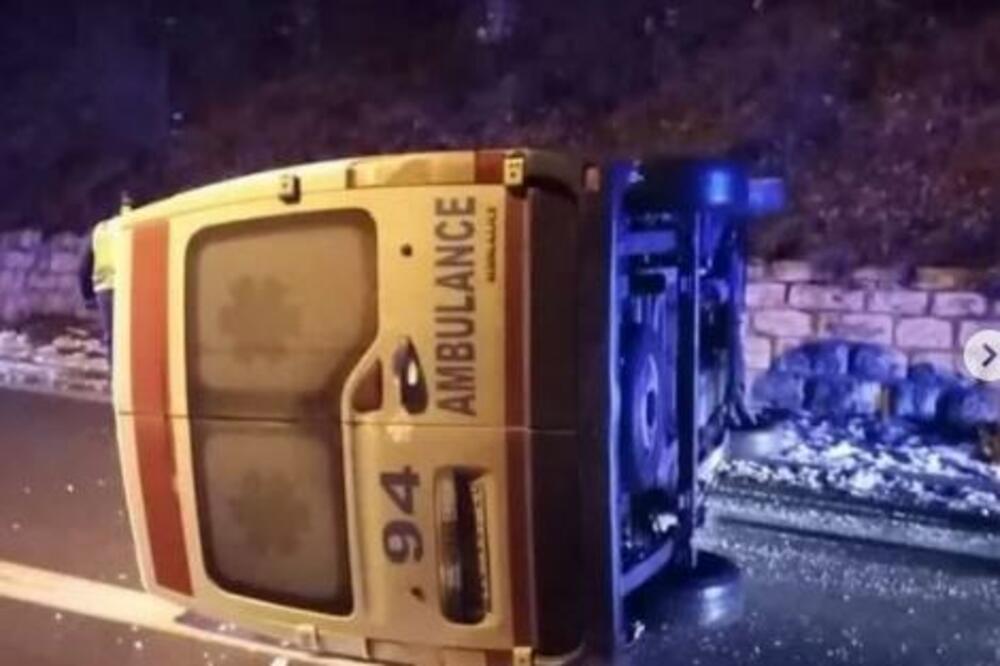 PREVRNULO SE VOZILO HITNE KOD UŽICA: Vozaču se prispavalo?