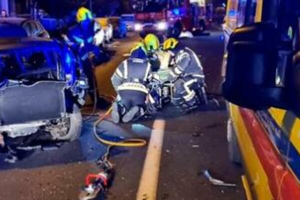 SAOBRAĆAJNA NESREĆA NA BATAJNIČKOM PUTU: Vatrogasci seku automobil da izvuku povređene