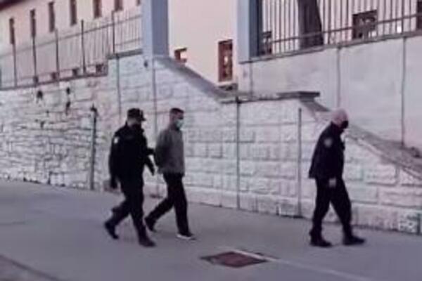 OSUMNJIČENI ZA STRAVIČNO UBISTVO RODITELJA U PULI PRIVEDEN: Tela umotao u najlonske vreće? (VIDEO)