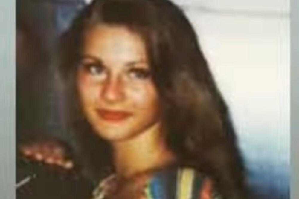 PREPOZNAJETE LI NAŠU PEVAČICU SA FOTKE? UDATA je za 20 godina starijeg kolegu i izgleda potpuno DRUGAČIJE!