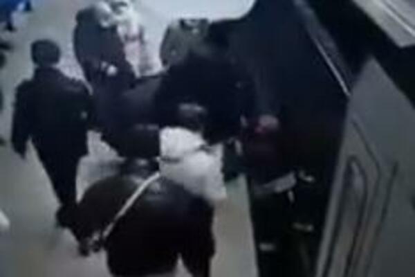 JEZIVA TRAGEDIJA, TINEJDŽER (14) IZBODEN NA SMRT: Mrlje KRVI još vidljive, evo šta je prethodilo HORORU!