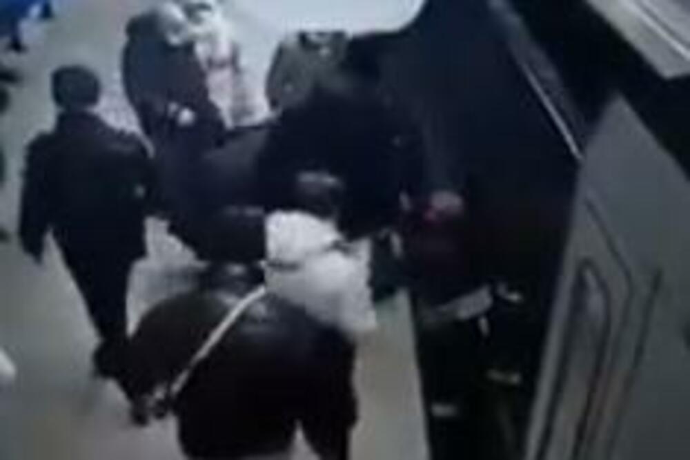 UZNEMIRUJUĆE: Ženu bacio pod VOZ, pogledajte kako je sve ZAVRŠILO (VIDEO)