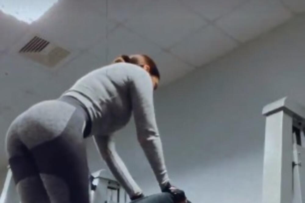 AU, SESTRO SLATKA! Pevačica objavila VRELE SNIMKE iz teretane, OTPOZADI SVE ISPADA: Kako li tek radi MRTVO DIZANJE?