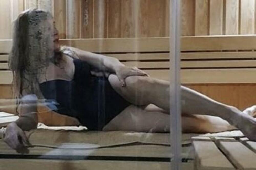 DANICA MAKSIMOVIĆ PONOVO POLU-GOLA! Raspustila bombastične grudi na strane, bezobraznim pozama dostigla vrhunac!