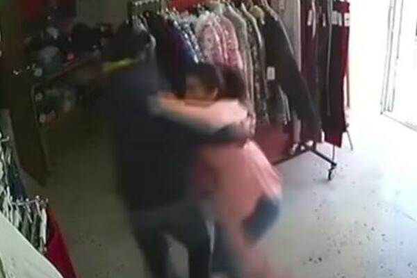 IZVADIO NOŽ PRED RADNICOM, PA NAPUSTIO BUTIK KRVAVOG NOSA: Nervoznom LOPOVU se SMEJE ceo svet! (VIDEO)