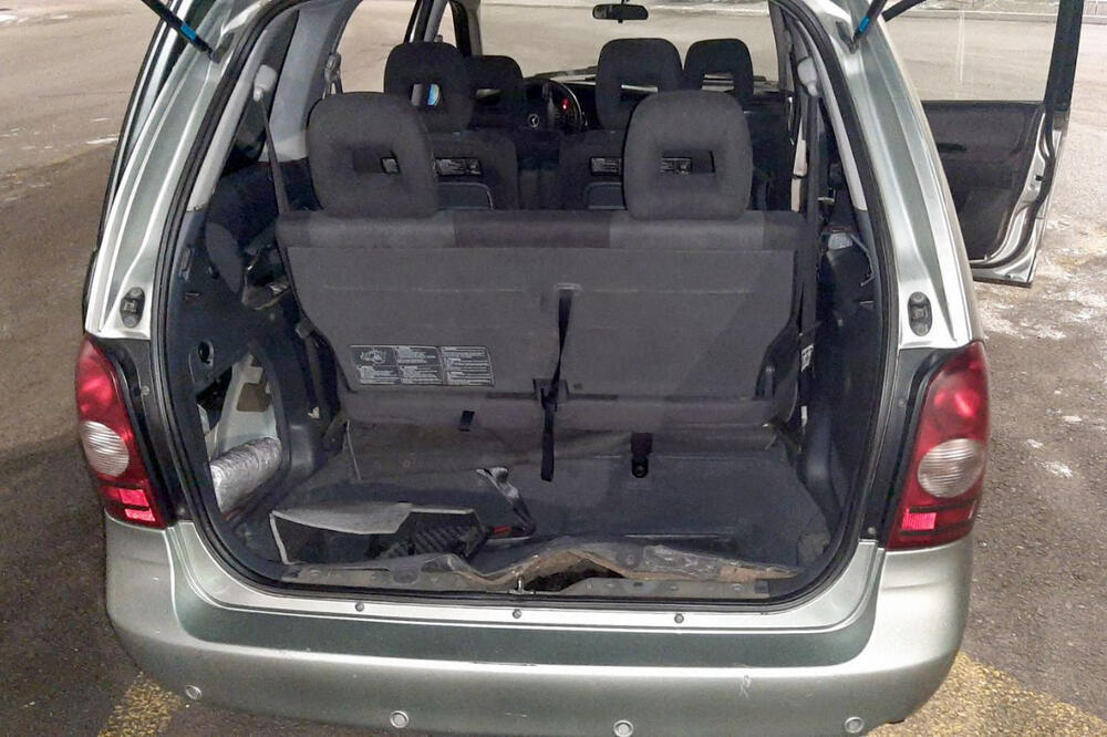 KAKAV ULOV POLICIJE: Zaustavili CRNOGORCA, iz auta se proširio NEOBIČAN MIRIS, pazite samo ŠTA SU MU NAŠLI