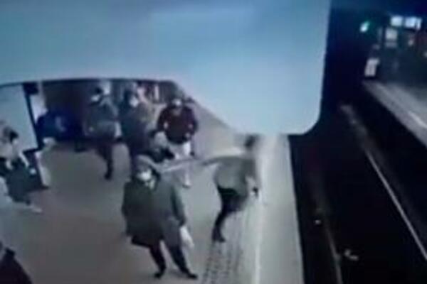 GURNUO ČOVEKA NA ŠINE, ODREKLA GA SE I ROĐENA PORODICA: Ovo je lice MONSTRUMA (VIDEO)